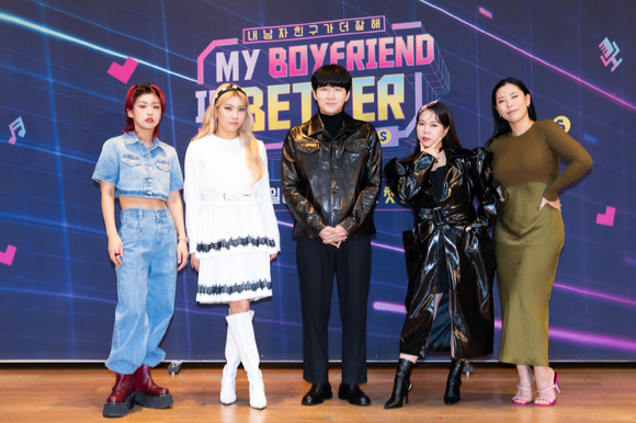 이용진 홍현희 아이키 가비 시미즈가 25일 Mnet 'MY BOYFRIEND IS BETTER'(마이 보이프렌드 이즈 베러) 온라인 제작발표회에서 포즈를 취하고 있다. [사진=Mnet]