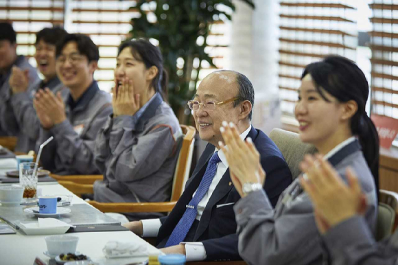 김승연 회장이 한화토탈에너지스 대산공장 임직원들과 위기극복의 의지를 다지는 기념 사진을 촬영하고 있다. [사진=한화]