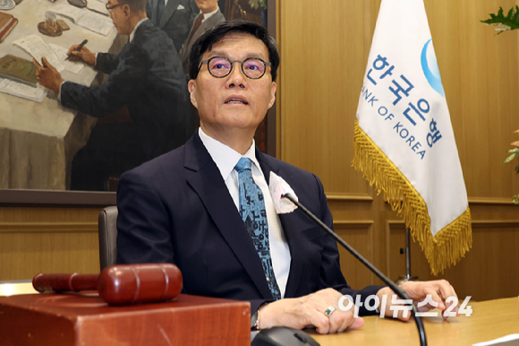 이창용 한국은행 총재가 17일 서울 중구 한국은행에서 열린 금융통화위원회 통화정책방향 회의를 주재하고 있다. [사진=사진공동취재단]