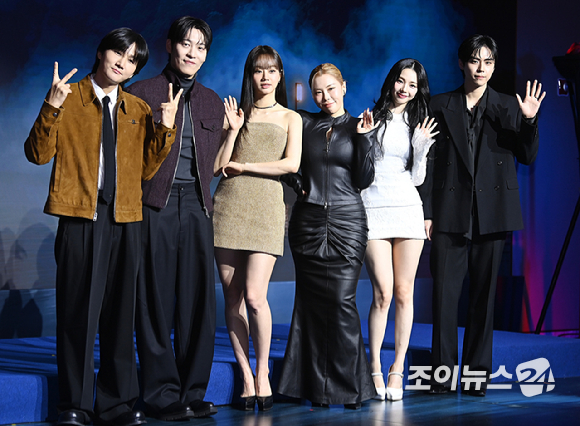 이용진, 존박, 혜리, 가비, 카리나, 김도훈이 19일 오전 서울 마포구 호텔 나루 서울 엠갤러리에서 열린 넷플릭스 예능프로그램 '미스터리 수사단 시즌2&rsquo;의 제작발표회에서 포즈를 취하고 있다. [사진=곽영래 기자]