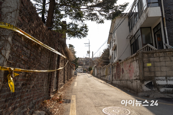 이주율 90%로 철거를 앞둔 서울 성북구 정릉골 재개발 현장에 쓰레기가 잔뜩 쌓여있다. [사진=김민지 기자]