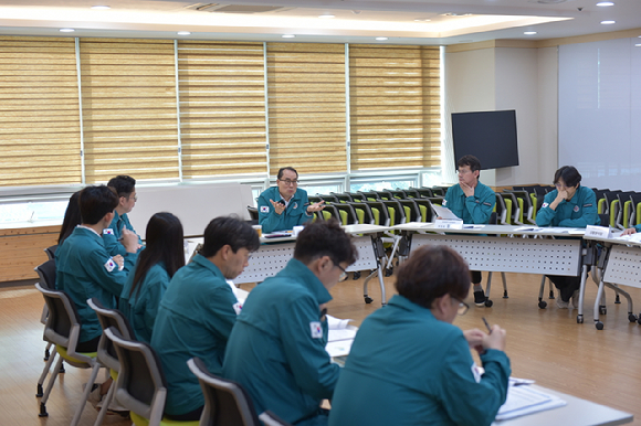 지난 24일 한국산림복지진흥원에서 사이버위기 긴급대응팀이 사이버 재난 상황에 맞춰 침해가 발생한 대국민 서비스를 복구하는 훈련을 실시하고 있다. [사진=한국산림복지진흥원/산림청]