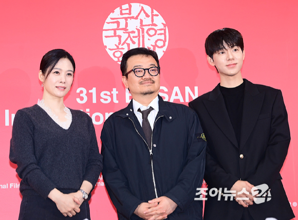 배우 김현주-연상호 감독-배우 배현성이 10일 부산 해운대구 영화의전당에서 열린 제31회 부산국제영화제 '실낙원' 기자회견에 참석하고 있다. [사진=정소희 기자]