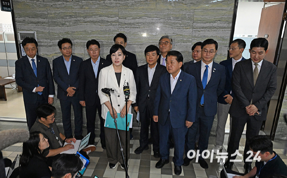 더불어민주당 3대특검 종합대응 특별위원회 이성윤 의원 등이 18일 국회 의안과에 '윤석열&middot;김건희 등의 국정농단 사건 진상규명을 위한 전담재판부 설치에 관한 법률안'을 제출하고 있다. [사진=곽영래 기자]