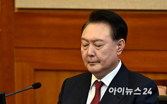 윤석열 대통령이 23일 서울 종로구 헌법재판소에서 열린 탄핵심판 4차 변론에 출석하고 있다. [사진=사진공동취재단]