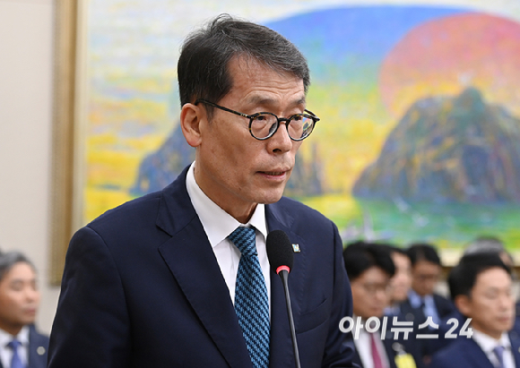 김성태 중소기업은행장이 20일 서울 여의도 국회 정무위원회에서 열린 금융위원회 등에 대한 국정감사에서 업무보고를 하고 있다. [사진=곽영래 기자]