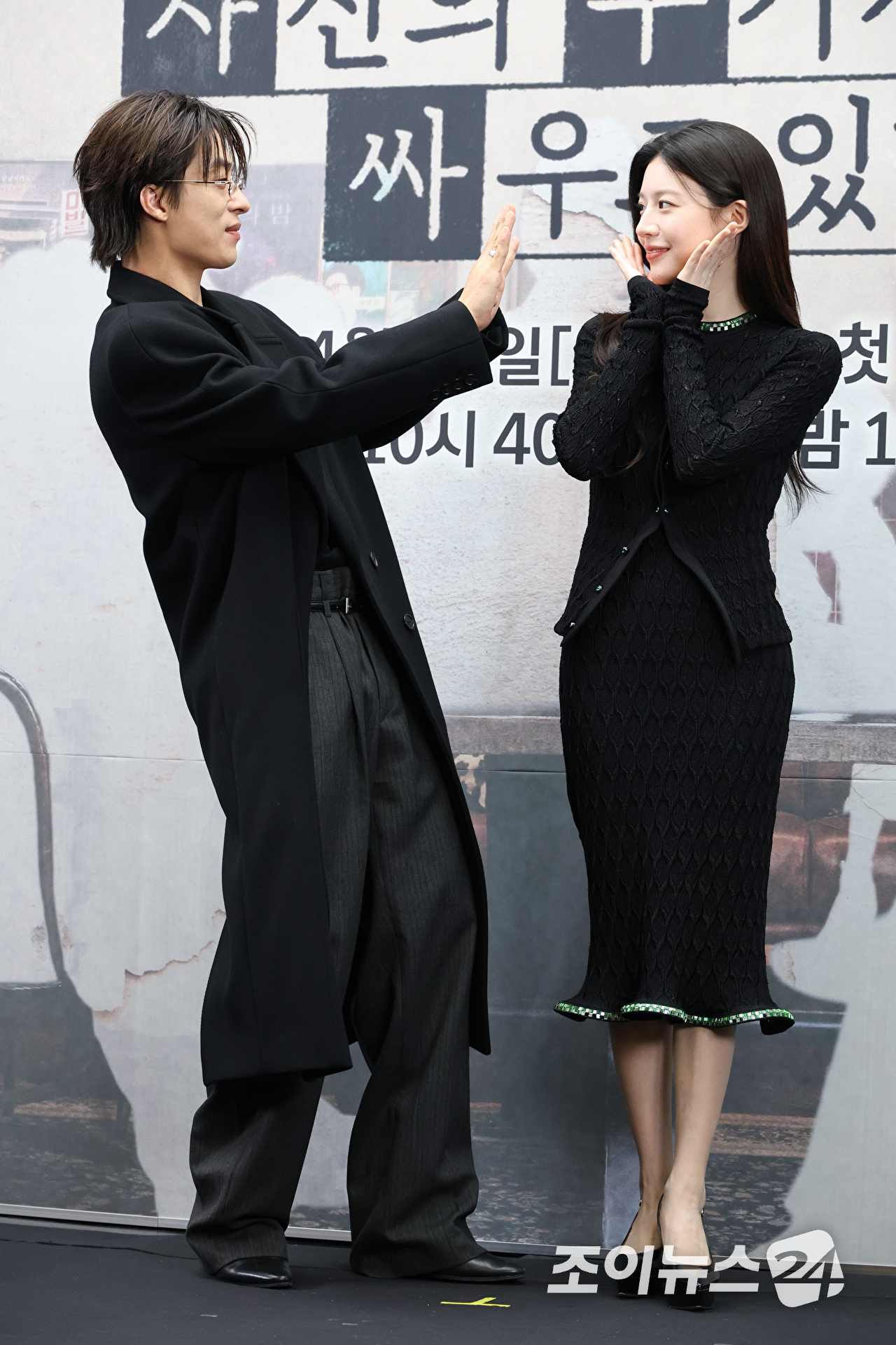 배우 구교환, 고윤정이 17일 오후 서울 마포구 상암동 스탠포드 호텔에서 열린 JTBC 새 토일드라마 '모두가 자신의 무가치함과 싸우고 있다' 제작발표회에 참석해 포즈를 취하고 있다. [사진=문수지 기자]