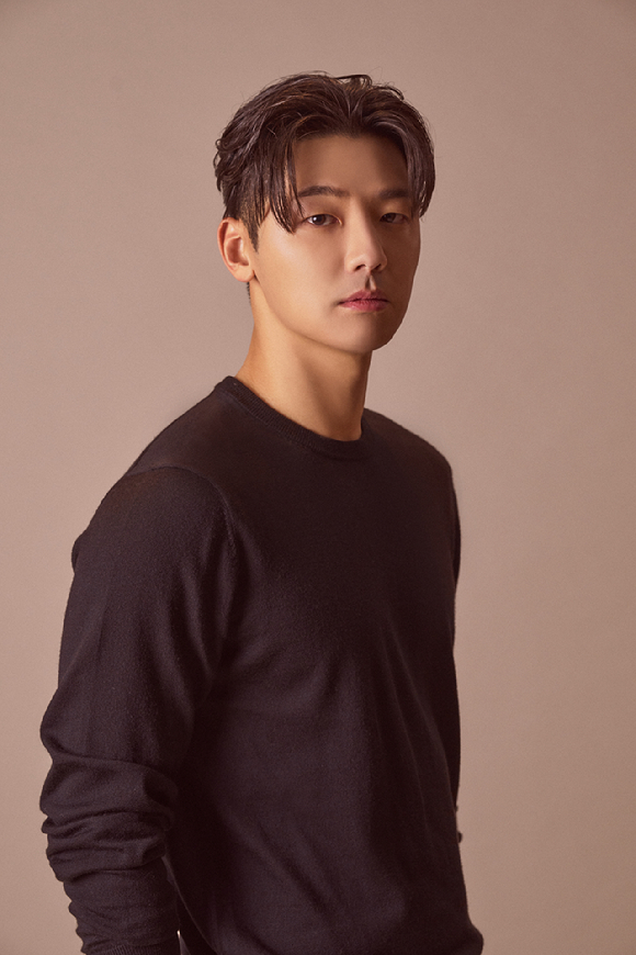 밴드 씨엔블루 멤버이자 배우 강민혁이 넷플릭스 시리즈 '셀러브리티'(연출 김철규, 극본 김이영) 인터뷰에 앞서 포즈를 취하고 있다. [사진=넷플릭스]