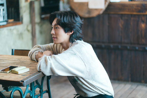 배우 이기택이 JTBC 토일드라마 '미혼남녀의 효율적 만남' 종영 인터뷰에 앞서 포즈를 취하고 있다. [사진=키이스트]