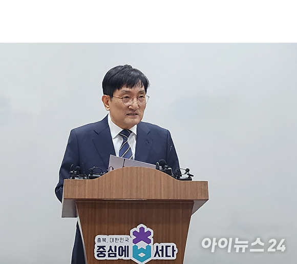 노영민 전 문재인 대통령 비서실장이 11일 충북도청 브리핑룸에서 이낙연 전 더불어민주당 대표 관련 입장을 말하고 있다. [사진=한준성 기자]