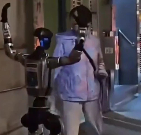중국 마카오의 한 거리에서 휴머노이드 로봇이 70대 여성을 위협해 경찰에 끌려갔다. [사진=웨이보 갈무리 ]