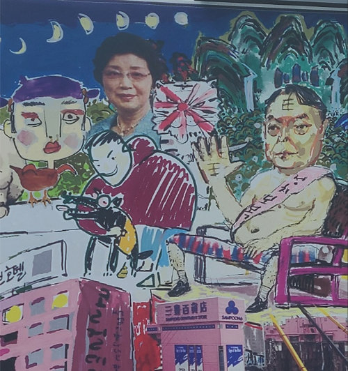 윤석열 대통령을 풍자한 그림이다. 손바닥에는 '왕(王)'자를 새기고 이마에는 거꾸로 뒤집힌 한자 '윤(尹)'자가 새겨져 있다. 또 '정치보복'이라고 쓰인 어깨띠를 두르고 있다. [사진=채널A 캡처 ]