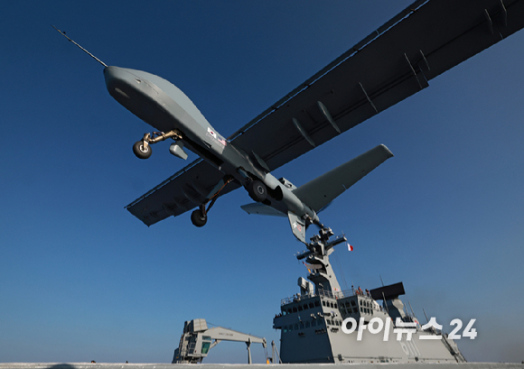 12일 포항 해상에 위치한 해군 독도함에서 실시된 '대형플랫폼 함정 무인기 운용 전투 실험' 에서 미국 제너럴 아토믹스(General Atomics)에서 개발 중인 고정익 무인기 모하비(Mojave)가 갑판 활주로에서 이륙하고 있다. [사진=사진공동취재단]