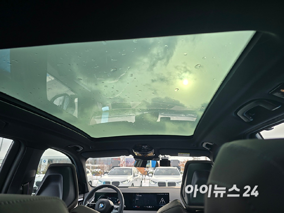 BMW '뉴 X3' 2열에서 본 '파노라마 글라스 루프'. [사진=김종성 기자]