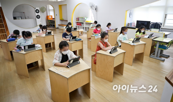 사회적 거리두기 4단계 시행으로 수도권 학교 수업이 전면 원격수업으로 전환된 가운데 지난 2021년 7월14일 서울 성동구 무학초등학교 긴급돌봄교실에서 2학년 학생들이 온라인 수업을 진행하고 있다.(사진공동취재단) [사진=김성진 기자]