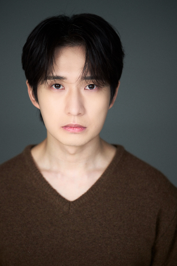 배우 류덕환이 JTBC 토일드라마 '천국보다 아름다운' 종영 인터뷰에 앞서 포즈를 취하고 있다. [사진=씨엘엔컴퍼니]