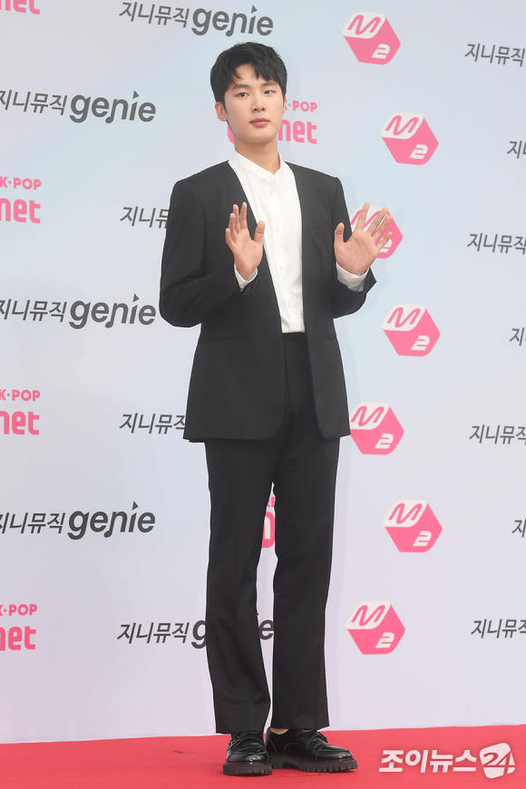 '놀면 뭐하니?' MSG워너비 강창모(KCM)가 29일 서울 마포구 상암동 MBC에서 열린 2021 MBC 방송연예대상 시상식에서 베스트 팀워크상을 받고 소감을 전하고 있다. [사진=MBC]