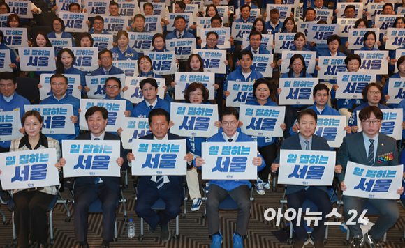 더불어민주당 상임총괄선대위원장인 정청래 대표가 11일 서울 영등포구 여의도 중소기업중앙회 KBIZ홀에서 열린 서울 공천자대회에 참석해 민주당 정원오 서울시장 후보 등 민주당 후보들과 기념 촬영하고 있다. [사진=국회사진기자단]