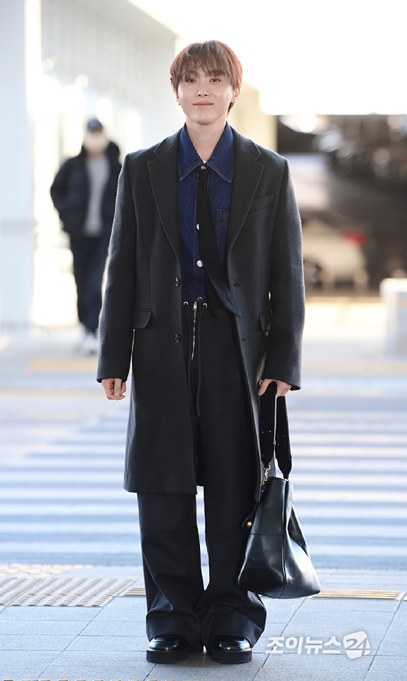 그룹 세븐틴 부승관이 20일 해외 일정 참석 차 인천국제공항을 통해 출국하고 있다. [사진=정소희 기자]