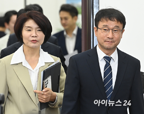 한병도 더불어민주당 원내대표가 16일 국회에서 열린 원내대책회의에 참석하고 있다. [사진=곽영래 기자]