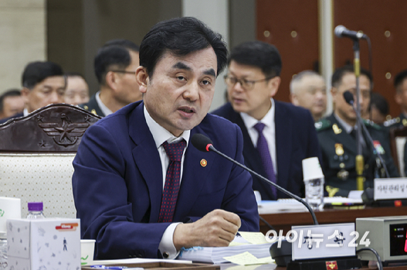 안규백 국방부 장관이 13일 오전 서울 용산구 국방부 청사에서 열린 국방부 국정감사에서 질의에 답하고 있다. [사진=국회사진기자단]