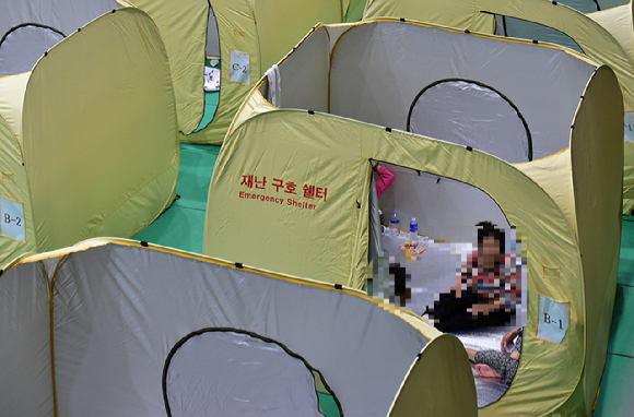 지난17일 오후 경북 예천군문화체육센터에 마련된 호우피해 임시 거주시설에서 이재민들이 휴식을 취하고 있다. [사진=뉴시스]