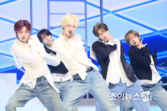 그룹 투어스가 27일 오후 서울 광진구 광장동 예스24라이브홀에서 열린 투어스(TWS) 미니 5집 'NO TRAGEDY' 발매 기념 쇼케이스에서 타이틀곡 '널 따라가' 무대를 선보이고 있다. [사진=정소희 기자]