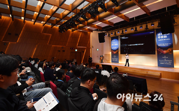 종합경제미디어 아이뉴스24가 주최하는 국내 게임과 콘텐츠 전반의 대세로 자리매김한 키워드인 '서브컬쳐'를 조망하는 ICT포럼 '비주류의 주류화: 서브컬쳐의 성공 노하우는' 이 21일 오후 서울 페럼타워에서 열렸다.황란 호요버스 한국 사업총괄 겸 지사장이 강연을 하고 있다. [사진=곽영래 기자]
