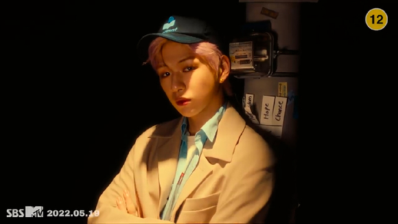 강다니엘의 첫 정규앨범 'The Story' 타이틀곡 'Upside Down' 뮤직비디오 두 번째 티저 영상이 공개돼 관심을 모으고 있다. [사진=강다니엘 'Upside Down' MV 티저 캡쳐]