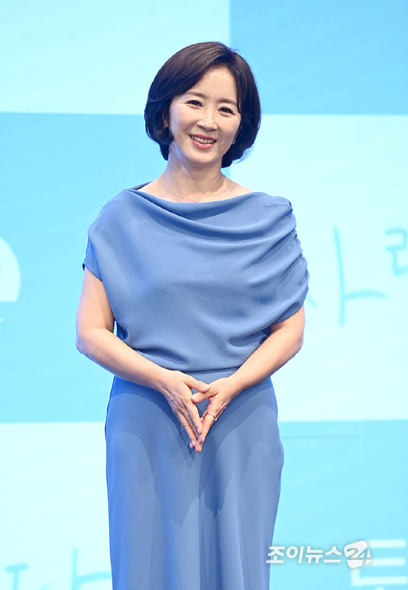 배우 윤유선이 22일 오후 서울 구로구 신도림 디큐브시티 더세인트에서 열린 KBS2 주말드라마 '사랑이 온다' 제작발표회에서 포토타임을 갖고 있다. [사진=곽영래 기자]