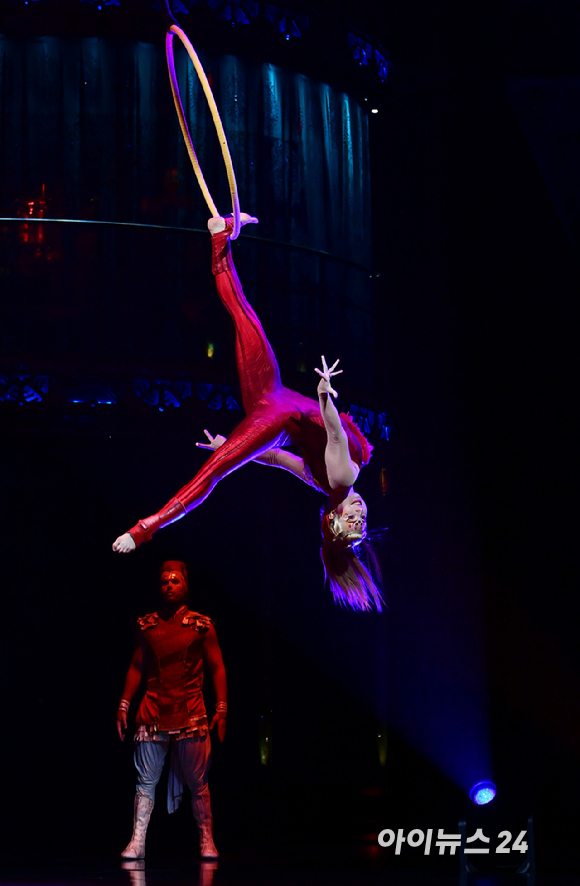 15일 오후 서울 잠실종합운동장 내 빅탑에서 열린 태양의서커스 '쿠자(KOOZA)' 프레스 컨퍼런스에서 배우들이 환상적인 무대를 선보이고 있다. [사진=정소희 기자]
