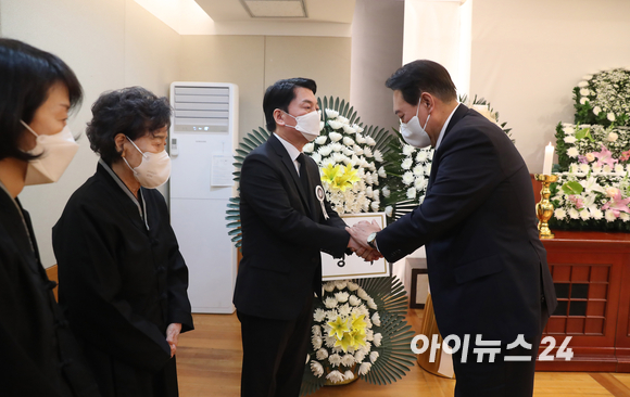 윤석열 대통령 당선인이 20일 저녁 서울 종로구 서울대병원 장례식장에 마련된 안철수 제20대 대통령직인수위원장 부친의 빈소를 찾아 조문을 한 뒤 안 위원장을 위로하고 있다. [사진=인수위 사진기자단]