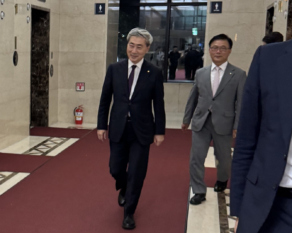 신현송 한국은행 총재(왼쪽)와 박상진 산업은행 회장이 28일 오후 서울 중구 은행회관에서 은행장 간담회를 마친 뒤 이동하고 있다. [사진=임우섭 기자]