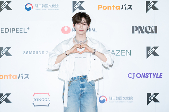 그룹 제로베이스원 성한빈이 지난 10일 일본 지바현 마쿠하리 멧세에서 개최된 '케이콘 재팬 2025(KCON JAPAN 2025)' 레드카펫 행사에서 포즈를 취하고 있다. [사진=CJ ENM]
