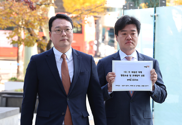 개혁신당 천하람 원내대표가 10.15 부동산 대책 행정소송 및 효력정지 신청을 위해 11일 서울 서초구 서울행정법원을 방문하고 있다. [사진=연합뉴스]