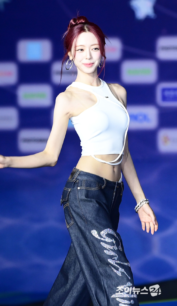그룹 있지(ITZY) 유나가 26일 오후 경기도 고양 일산서구 대화동 킨텍스에서 열린 2025 SBS 가요대전 Summer(써머) 블루카펫 행사에 참석하고 있다. [사진=정소희 기자]