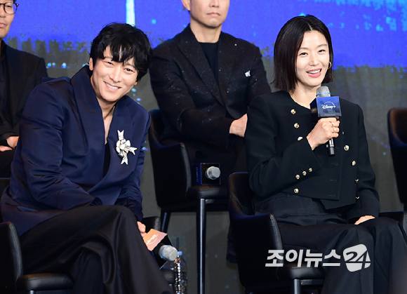 배우 전지현과 강동원이 2일 오전 서울 종로구 포시즌스 호텔에서 진행된 디즈니 플러스 오리지널 시리즈 '북극성' 제작발표회에 참석하고 있다. [사진=정소희 기자]