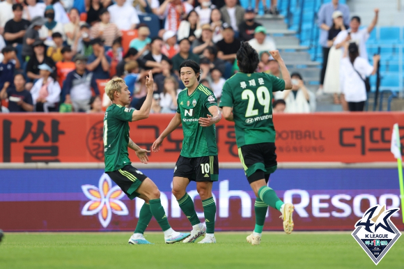 전북 현대 조규성이 득점 이후 기뻐하고 있다. [사진=한국프로축구연맹]