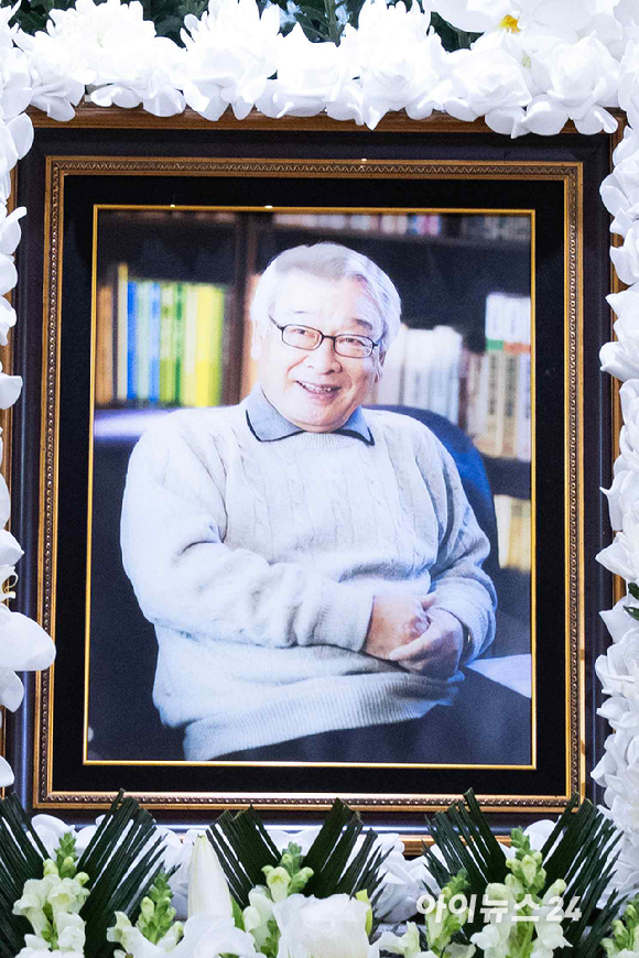 향년 91세를 일기로 별세한 원로 배우 겸 전 국회의원 이순재의 빈소가 25일 서울아산병원 장례식장에 마련됐다. 고인의 영정사진 모습. [사진=사진공동취재단]