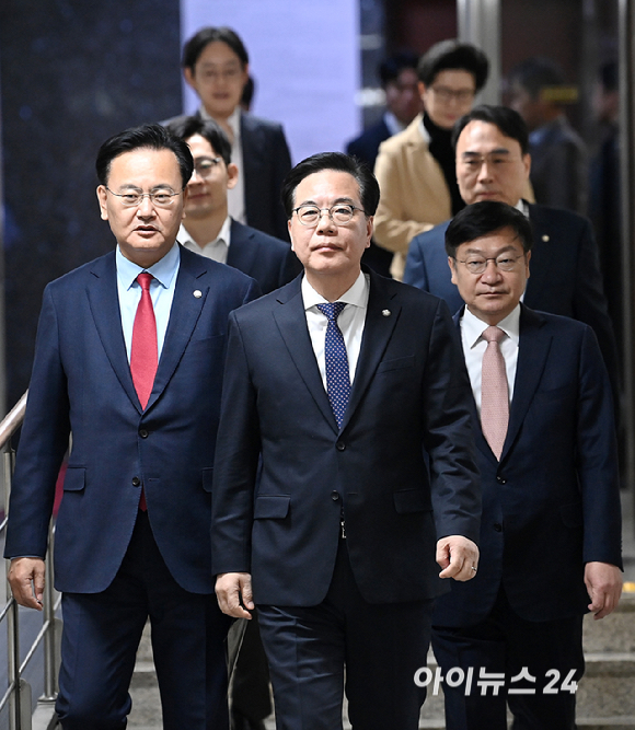 송언석 국민의힘 원내대표가 10일 서울 여의도 국회에서 열린 원내대책회의에 참석하고 있다. [사진=곽영래 기자]