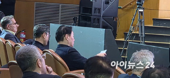 김창규 메타 수석엔지니어가 3일 서울 강남구 코엑스 'SK AI 서밋' 세션 무대에 올라 발언하는 모습.(아래, 왼쪽부터) 필립 웡 TSMC 수석 과학자, 김창규 메타 수석엔지니어, 찰스 판 멤버지 창업자, 김호식 SK하이닉스 부사장. [사진=박지은 기자]