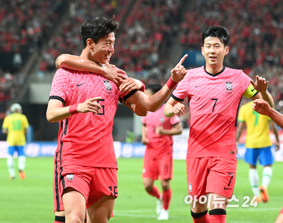 2일 오후 서울 월드컵경기장에서 열린 대한민국과 브라질 축구 국가대표팀 친선경기에서 전반 한국 황의조가 동점골을 넣고 세리머니하고 있다. [사진=정소희 기자]