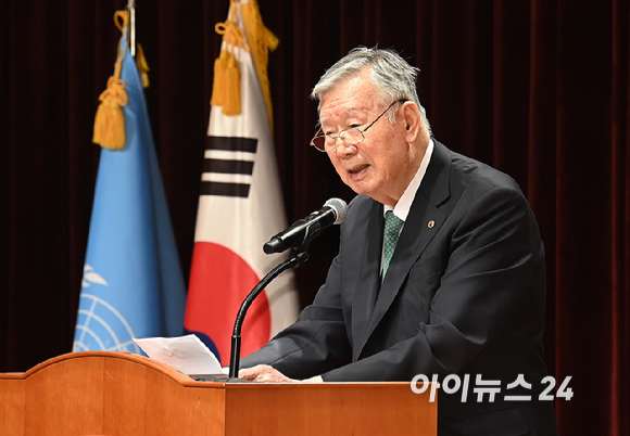 이중근 유엔한국협회장(부영그룹 회장)이 23일 서울 세종대로 외교부청사에서 열린 '제81회 유엔의 날 기념식' 행사에서 개회사를 하고 있다. [사진=곽영래 기자]