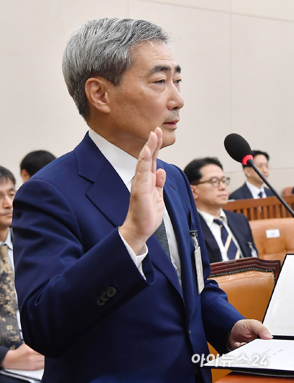 신현송 한국은행 총재 후보자가 15일 서울 여의도 국회 재정경제기획위원회에서 열린 인사청문회에서 선서를 하고 있다. [사진=곽영래 기자]