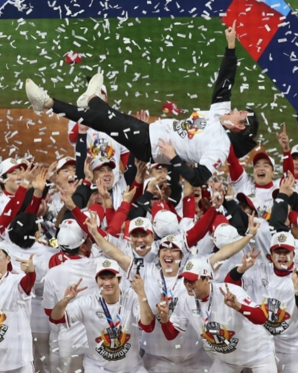 8일 오후 인천 SSG 랜더스필드에서 2022 KBO리그 포스트시즌 한국시리즈 키움 히어로즈 대 SSG 랜더스의 6차전 경기가 열렸다. SSG 정용진 구단주가 한국시리즈 우승을 차지한 후 기뻐하고 있다. [사진=김성진 기자]