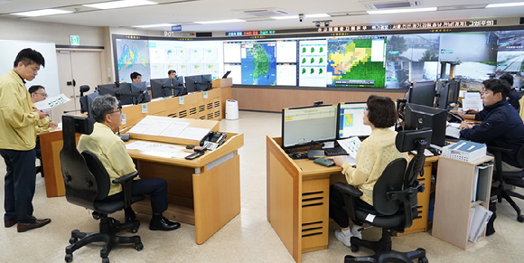 임상섭 산림청장이 13일 산림청 산사태예방지원본부에서 호우 대비 산사태 대응 태세를 긴급 점검하고 있다. [사진=산림청 ]