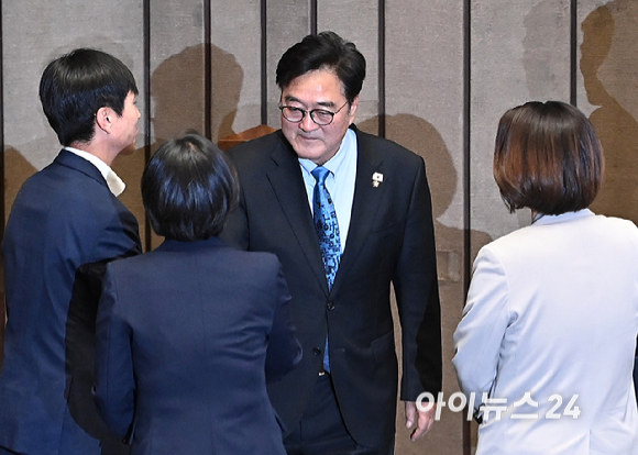 우원식 국회의장이 8일 서울 여의도 국회에서 열린 본회의에서 산회 선포 후 의원들과 인사를 나누고 있다. [사진=곽영래 기자]