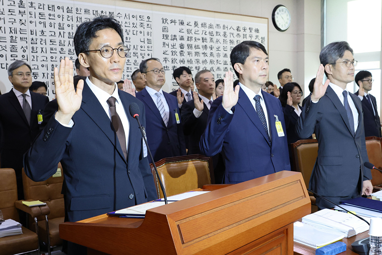 정용환 서울광역공소청장 직무대리가 19일 국회 법제사법위원회에서 열린 서울고검 등에 대한 국정감사에 출석해 증인 선서를 하고 있다. 2026.10.19 [사진=연합뉴스]