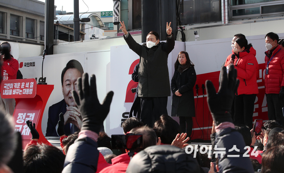 윤석열 국민의힘 대선후보가 17일 경기 안성시 중앙시장 앞 서인사거리에서 열린 '윤석열이 대한민국에 안성맞춤!' 안성 거점유세에서 유권자들을 향해 지지를 호소하고 있다. [사진=국회사진취재단]