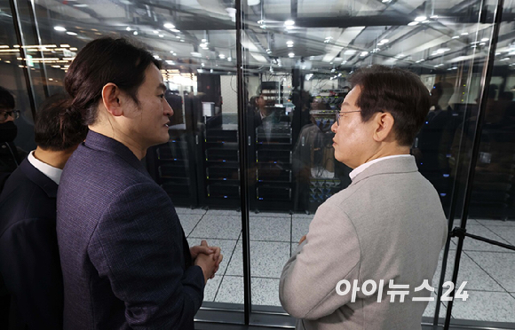 이재명 더불어민주당 대선 예비후보가 14일 서울 강남구 퓨리오사AI를 찾아 백준호 대표에게 서버에 관한 설명을 듣고 있다. [사진=국회사진취재단]